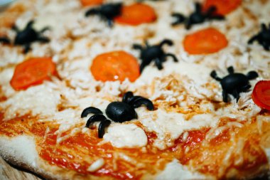 Cadılar Bayramı partisi hediyeleri. Ürkütücü pizza. Zeytinden örümcekler. Süslü fast food.