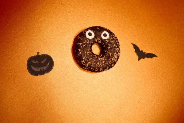 Chocó Donut Glaseado Chocolate Con Los Ojos Símbolos Halloween Comida —  Fotos de Stock