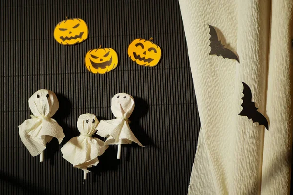 Cadılar Bayramı çocukları el sanatları. Adım adım yol göster. Hayalet şekeri. Dekorasyon yapılıyor 