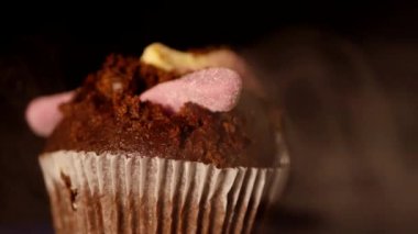 Solucanlı çikolatalı pasta. Cadılar Bayramı partisi tatlısı. Ürkütücü yemek. Puslu arkaplan