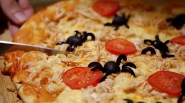 Cadılar Bayramı partisi hediyeleri. Ürkütücü pizza. Zeytinden örümcekler. Süslü fast food.