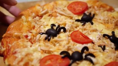 Cadılar Bayramı partisi hediyeleri. Ürkütücü pizza. Zeytinden örümcekler. Süslü fast food.