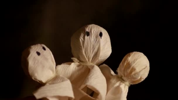 ゴーストロリポップ ハロウィーンの御馳走 怖いお菓子 霧のある暗い部屋 — ストック動画