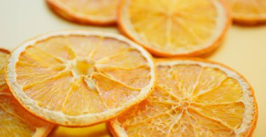 Kurutulmuş portakal dilimleri. Sağlıklı atıştırmalıklar. 