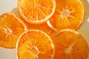 Kurutulmuş portakal dilimleri. Sağlıklı atıştırmalıklar. 