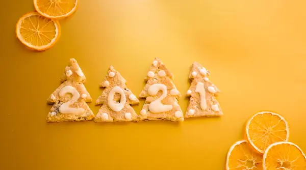 2021 Numbers Gingerbread Cookies Golden Background New Year Greeting Card — Stock Photo, Image