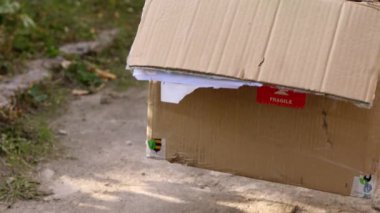 Eski eşyalarla birlikte kutuyu kapat. Bahçede garaj satışı. Malzeme arıyorum. Bir evi kirletmek