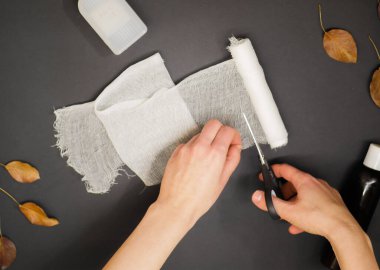 Adım adım bandajdan el yapımı hayalet süslemesi. Basit bir el işi dersi. Cadılar Bayramı atölyesi. Üst görünüm 