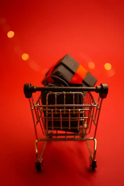 Warenkorb Mit Geschenkbox Rückseite Neujahrsrabatt Verschwommenes Festliches Licht Roter Hintergrund — Stockfoto