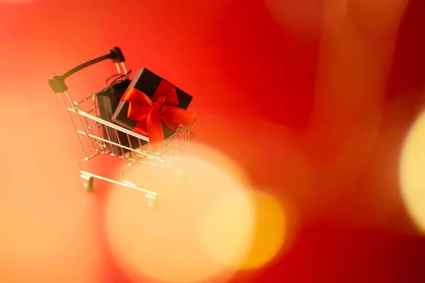 Hediye Paketi Alışveriş Arabasında Noel Indirimi Afişi Maytap Bulanık Kırmızı — Stok fotoğraf