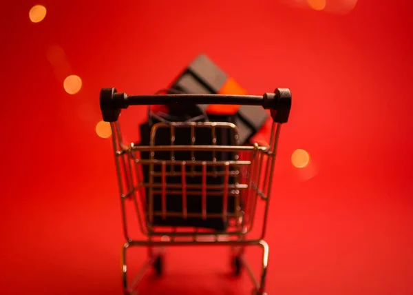 Warenkorb Mit Geschenkbox Rückseite Neujahrsrabatt Verschwommenes Festliches Licht Roter Hintergrund — Stockfoto