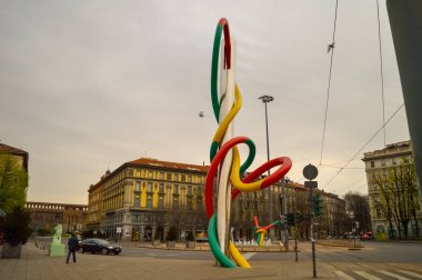 Ulaşım sembolü olan Milano şehrinde sarı, kırmızı ve yeşil ipliklerle sokakta büyük bir iğne