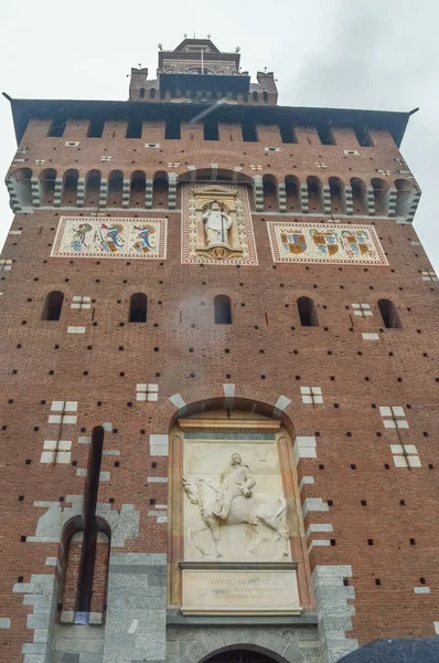 Veduta Angolo Una Torre Antico Castello Medievale Con Mattoni Marroni — Foto Stock