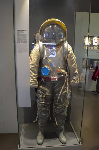 Russian space suit and helmet for lunar expeditions on display in a museum — Stock Photo, Image