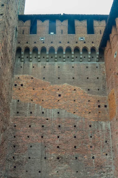 Une vue d'un haut mur de château avec des briques brunes — Photo