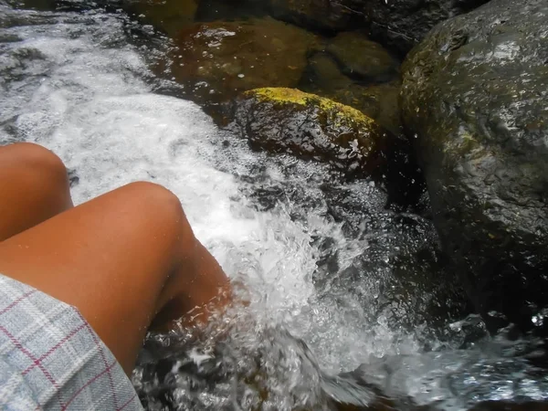 Nel Letto Del Fiume Nel Punto Cui Acqua Discendente Crea — Foto Stock