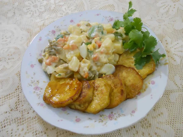 Sur Une Nappe Ivoire Repas Salade Pommes Terre Patates Douces — Photo