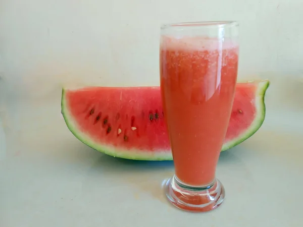 Full Glass Cool Refreshing Watermelon Juice Slice Melon Cut Lengthwise — Stock Photo, Image