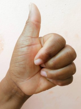 Başparmak yukarıya kısa şişman parmak kısmen sıkışmış palmiye merkezine el ile olarak parmak ilk ortak düz, orta parmak ve her iki eklem viraj pinky dizin ve tamamen sıkışmış, yüzük parmağı ilk ortak kısmen viraj, başparmak puan.