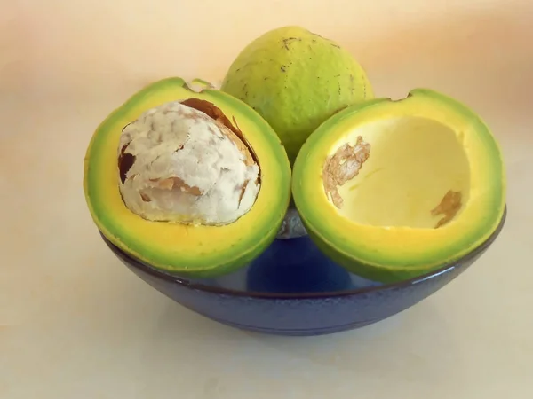 Twee Rijpe Avocado Peren Een Blauwe Schotel Zittend Een Wit — Stockfoto