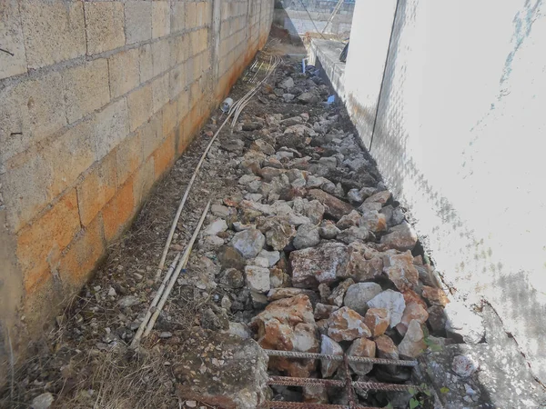 Passaggio Tra Due Mura Con Rocce Sedimentarie Stipate Una Trincea — Foto Stock