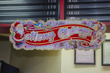 Kırmızı, beyaz ve sarı Merry Christmas banner sınır Noel Baba görüntüsünü içerir, Genç yağmur cesaret, koniler, ökse otu, sincap.