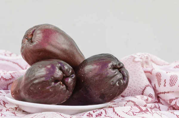 Roxo Maduro Alongado Frutas Maçã Otaheite Pequeno Prato Branco Sentado — Fotografia de Stock