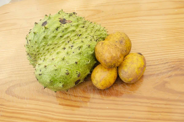 Четыре Свежих Желтых Спелых Губди Dulcis Известных Сливы Одна Annona — стоковое фото