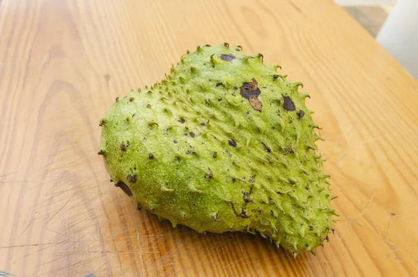 Angolo Vista Curvo Punta Macchia Pelle Ammaccata Frutta Matura Annona — Foto Stock