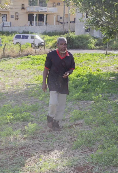 Ένας Άντρας Μαύρο Και Κόκκινο Πουκάμισο Περπατάει Ένα Χωράφι — Φωτογραφία Αρχείου