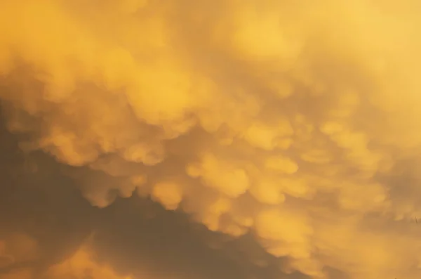 Die Orangen Strahlen Der Abendsonne Auf Dicken Kumuluswolken Himmel Lassen — Stockfoto