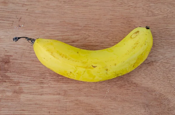 Uma Banana Lakatan Madura Amarela Isolada Fundo Placa Dobra Marrom — Fotografia de Stock