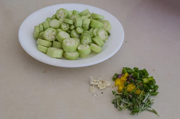 Junto Plato Okras Cortadas Trozos Pequeños Hay Hierbas Cebolla Picada —  Fotos de Stock