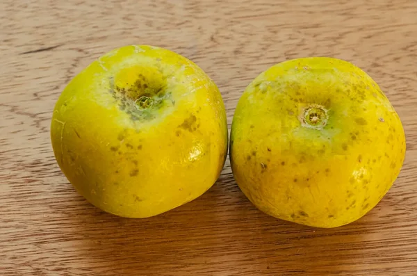 Duas Frutas Sapotas Amarelas Maduras Brancas Estão Uma Superfície Placa — Fotografia de Stock