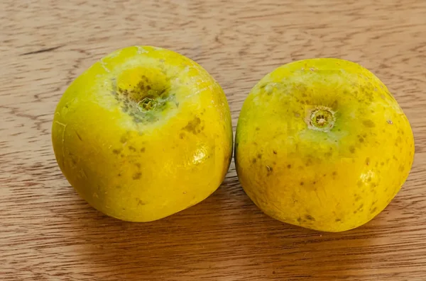 Två Gula Mogna Vita Sapote Frukter Naturlig Färg Ply Board — Stockfoto