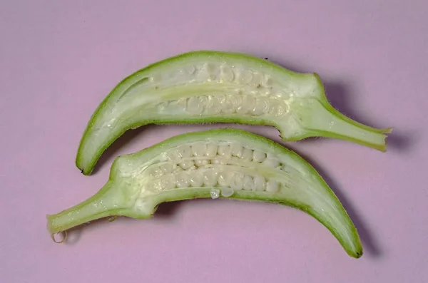 Colocado Fondo Rosa Pequeño Okra Que Corta Dos Exponer Muchas —  Fotos de Stock