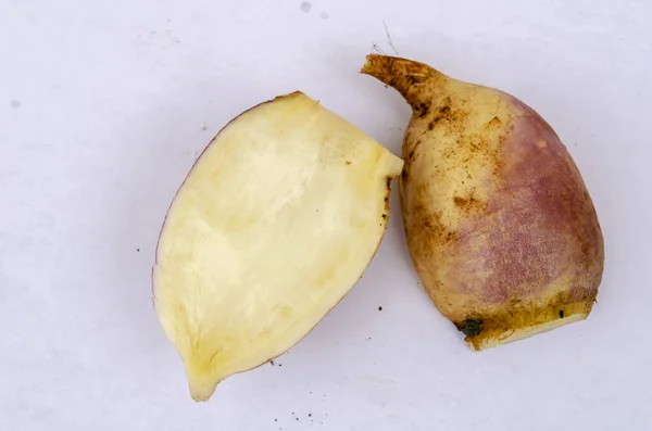 Auf Weißem Hintergrund Sind Zwei Hälften Einer Weißen Brassica Rapa — Stockfoto