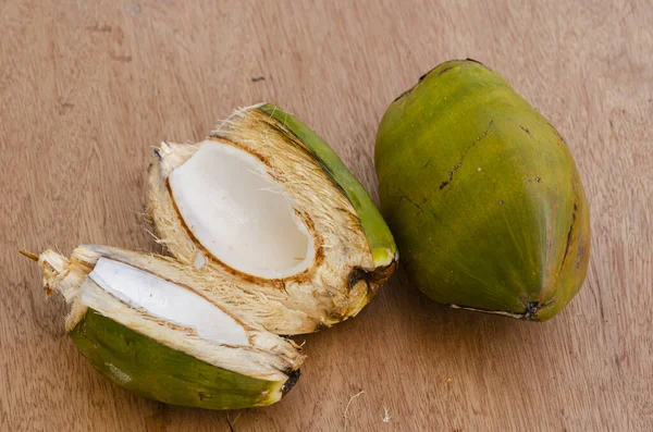 Auf Dem Hintergrund Der Plattenoberfläche Befinden Sich Zwei Kokosnüsse Eine — Stockfoto