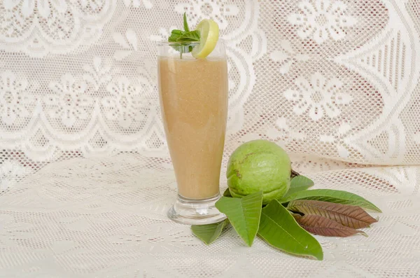 Smoothie Goiaba Limão Gengibre Adoçado Com Açúcar Mascavo Servido Copo — Fotografia de Stock