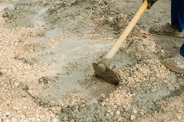 Bir işçi, çimento ve mermer karışımından yapılmış beton harcı nasıl karıştıracağını bulmuş.. 