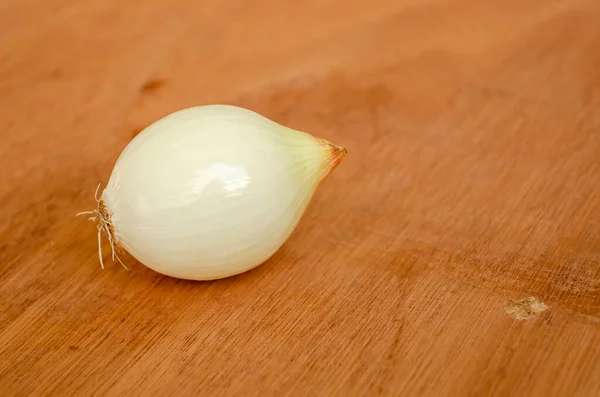 Tüm Onions Allium Ailesinin Üyesi Soluk Kahverengi Bir Levha Yüzeyinde — Stok fotoğraf