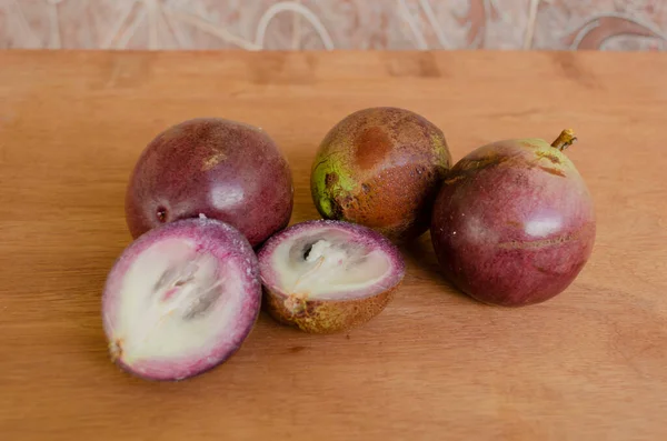Cuatro Manzanas Estelares Maduras Color Púrpura Las Cuales Una Corta — Foto de Stock