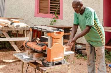 Bir işçi ahşabı kademeli olarak tezgahtan geçerken yönetir..