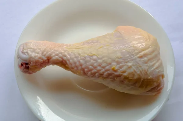 Uncooked Chicken Leg Its Skin Small White Plate — Stock Photo, Image