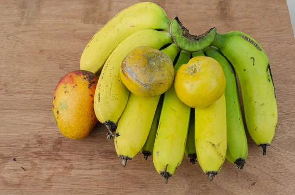 Fundo Placa Dobra Marrom Uma Mão Amarelo Maduro Verde Bananas — Fotografia de Stock