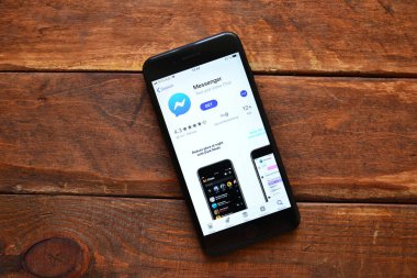 mesaj göndermek için bir mobil uygulama ile masada telefon, 