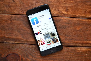 mesaj göndermek için bir mobil uygulama ile masada telefon, 