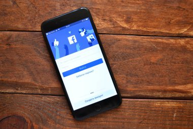 bir mesaj göndermek için bir mobil uygulama ile masada telefon, akıllı telefon