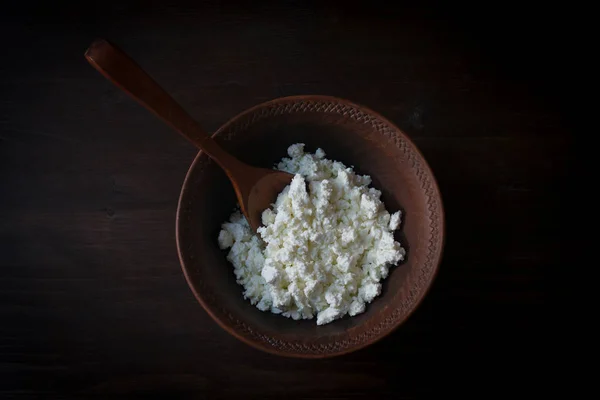 Tasse Quark Kochlöffel Auf Dunklem Holzgrund Der Blick Von Oben — Stockfoto