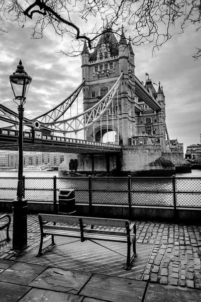 Una Foto Blanco Negro Tower Bridge Londres Con Banco Vacío — Foto de Stock